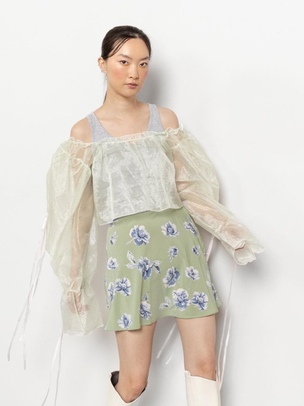 Vintage Floral Mini Skirt: 90s High Waist Ditzy Print / 25 26 Waist